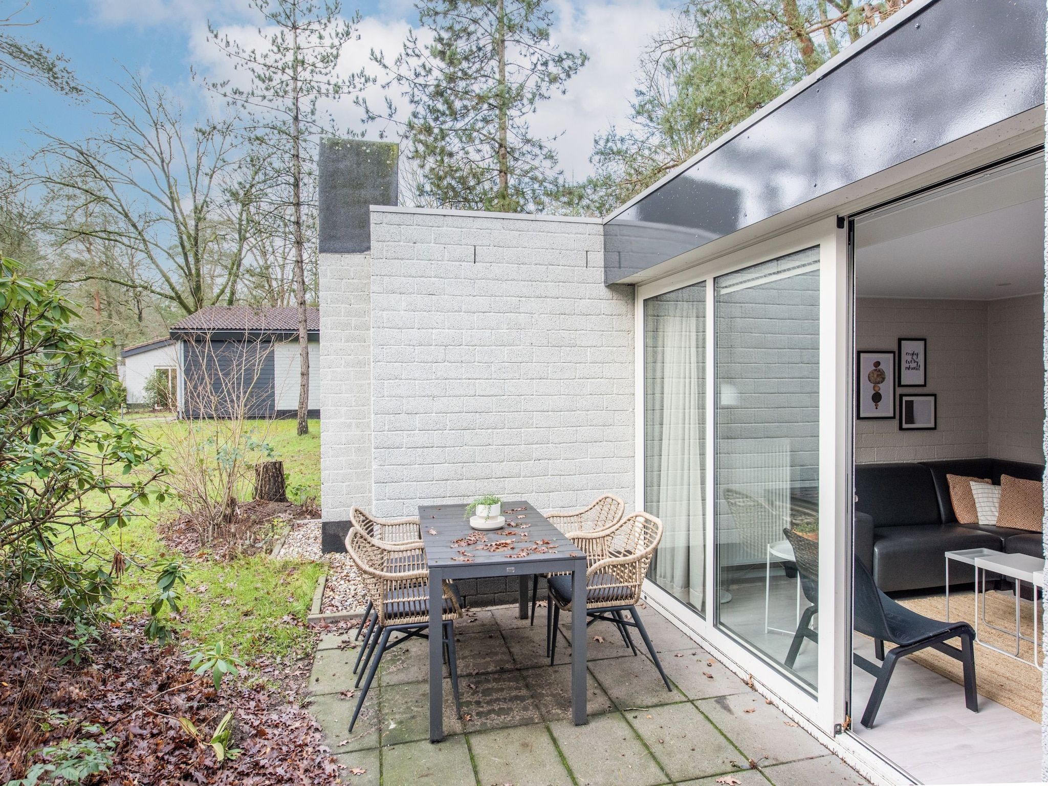 Het terras van Vakantiepark de Berkenhorst 10 in Kootwijk