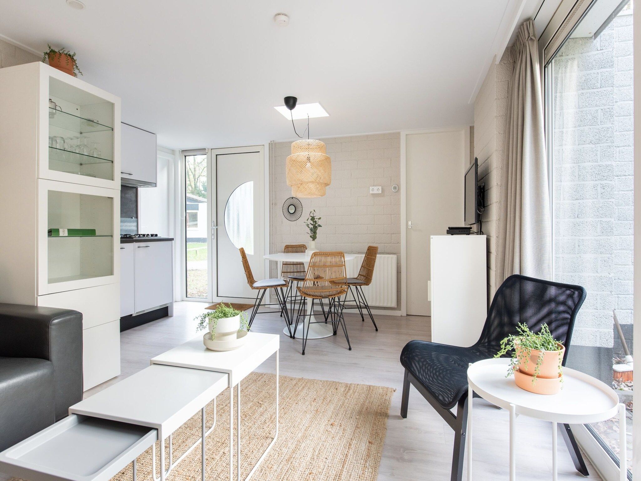 De woonkamer van Vakantiepark de Berkenhorst 10 in Kootwijk