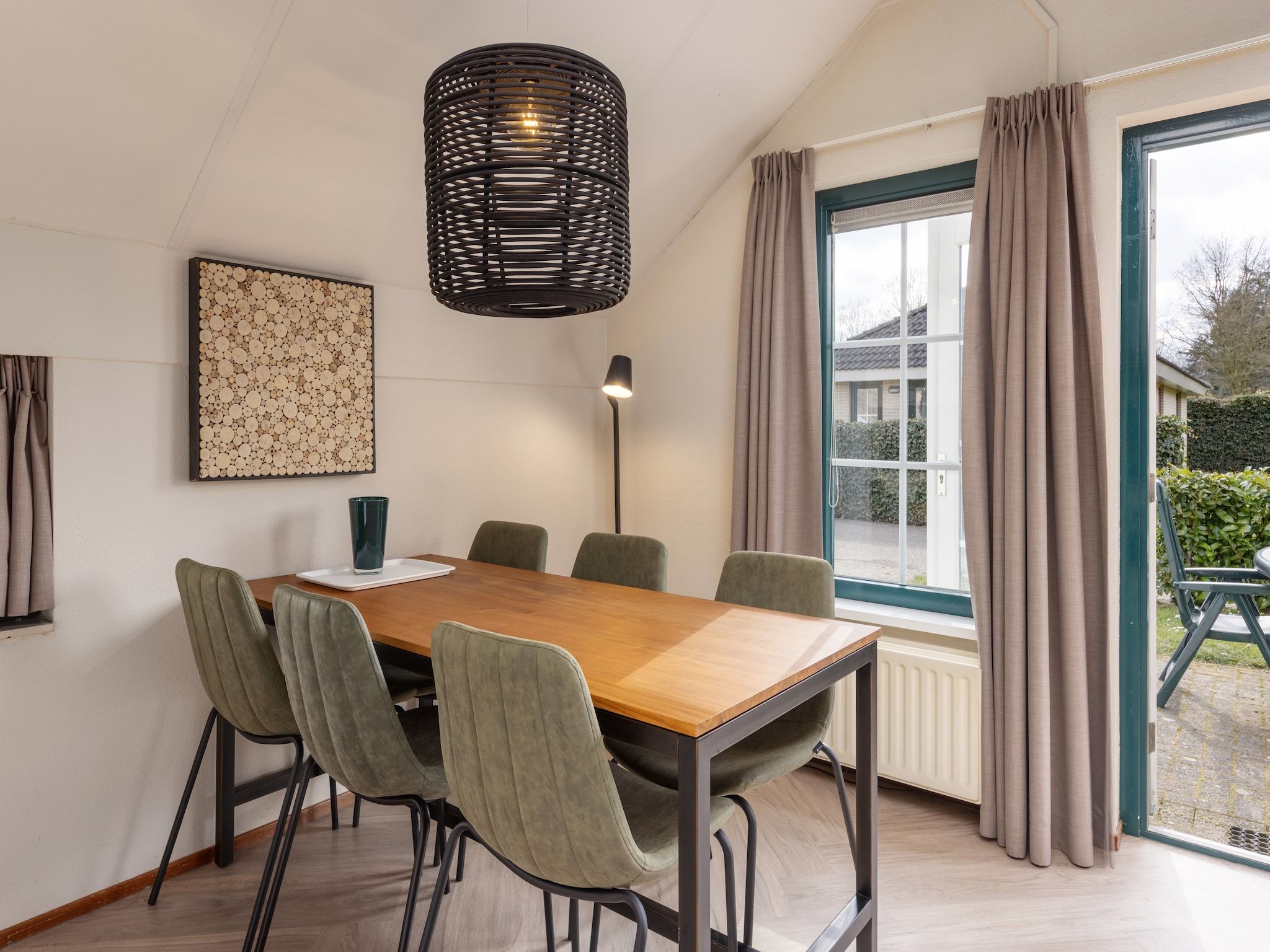 De eetkamer van De Veluwse Hoevegaerde 4 in Putten