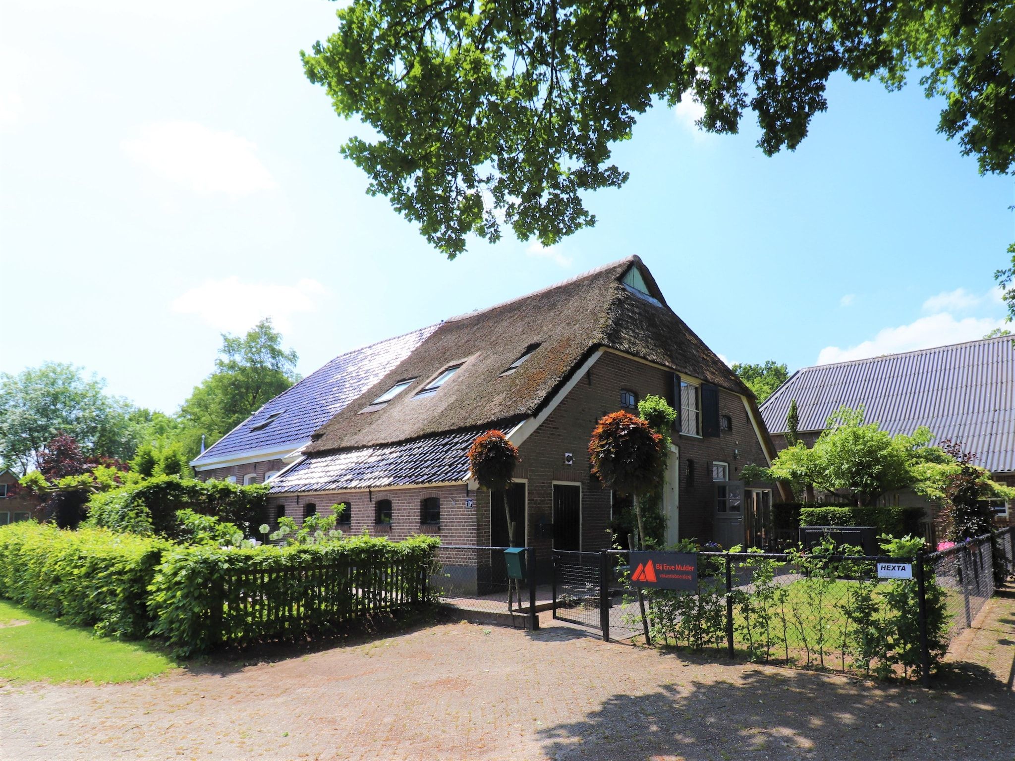 De buitenkant van Woonboerderij Bij Erve Mulder in Dalerveen