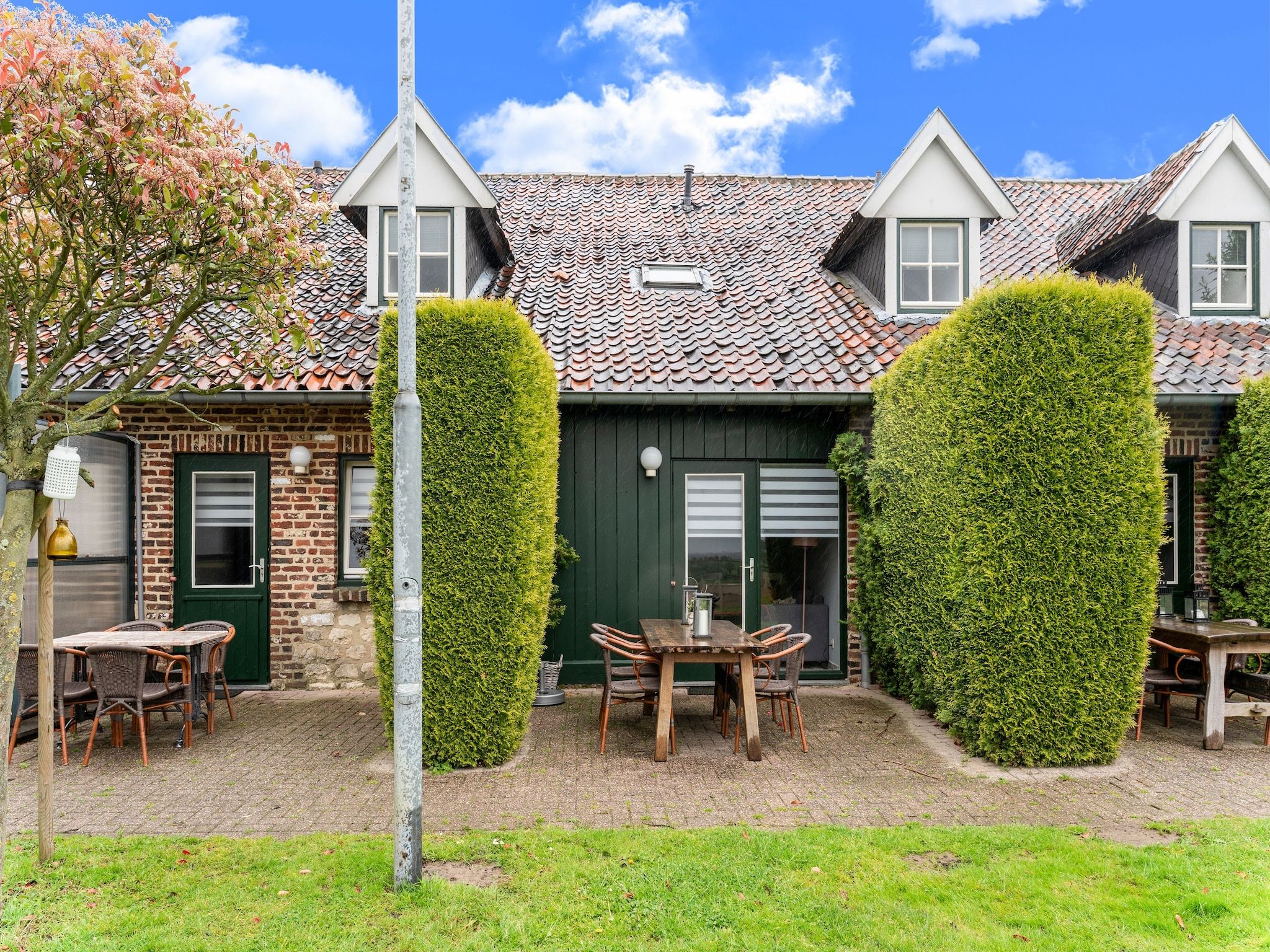 Het terras van Valleyview Cottages - NR13 in Voerendaal
