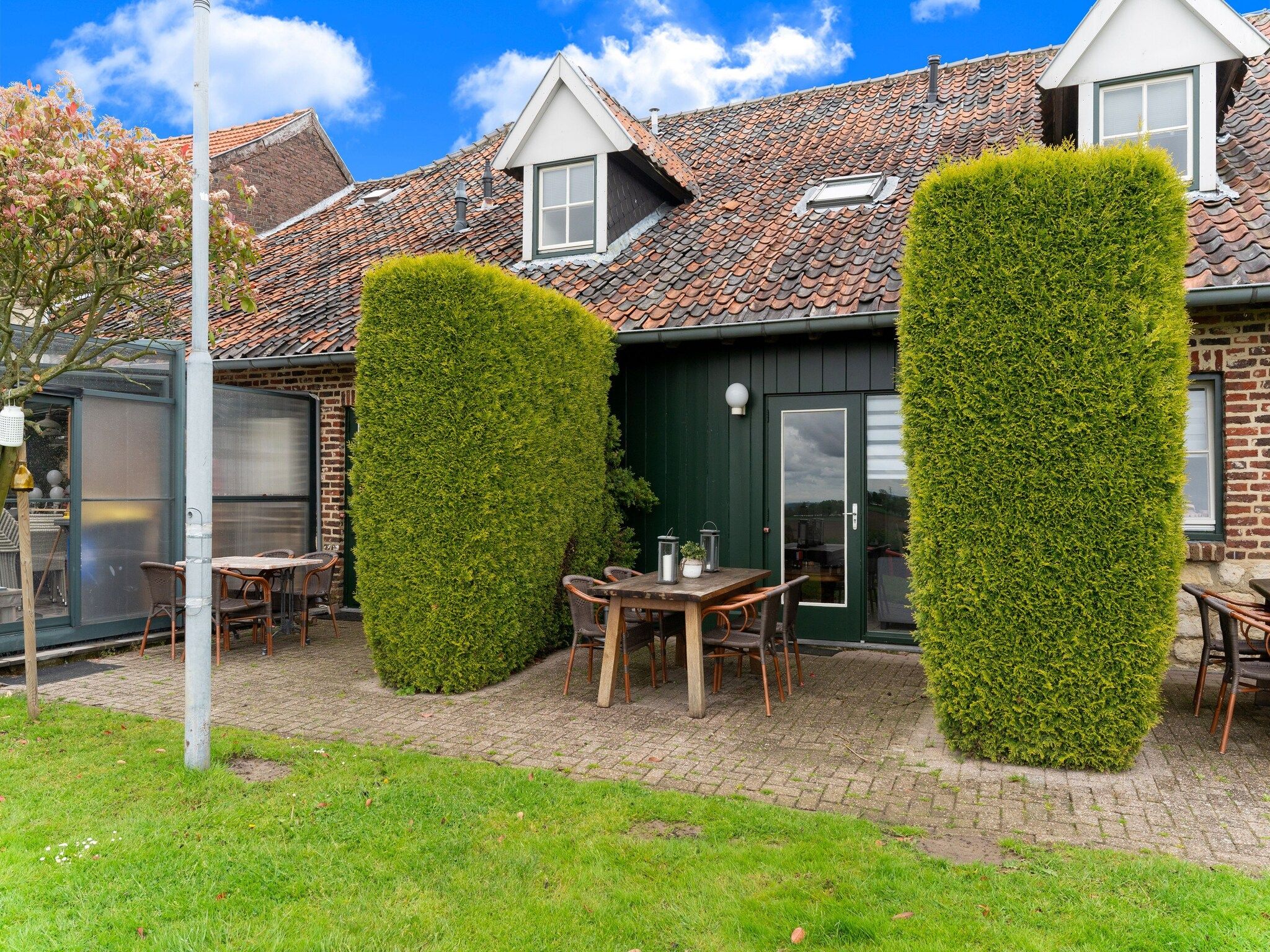 Het terras van Valleyview Cottages - NR13 in Voerendaal