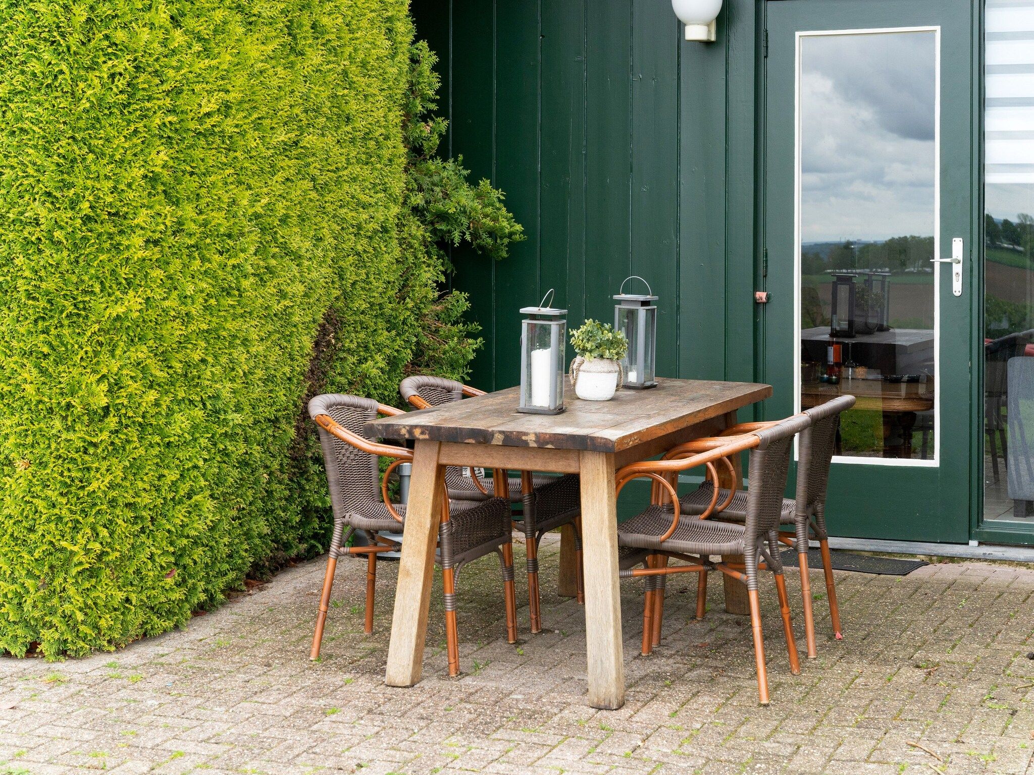 Het terras van Valleyview Cottages - NR13 in Voerendaal