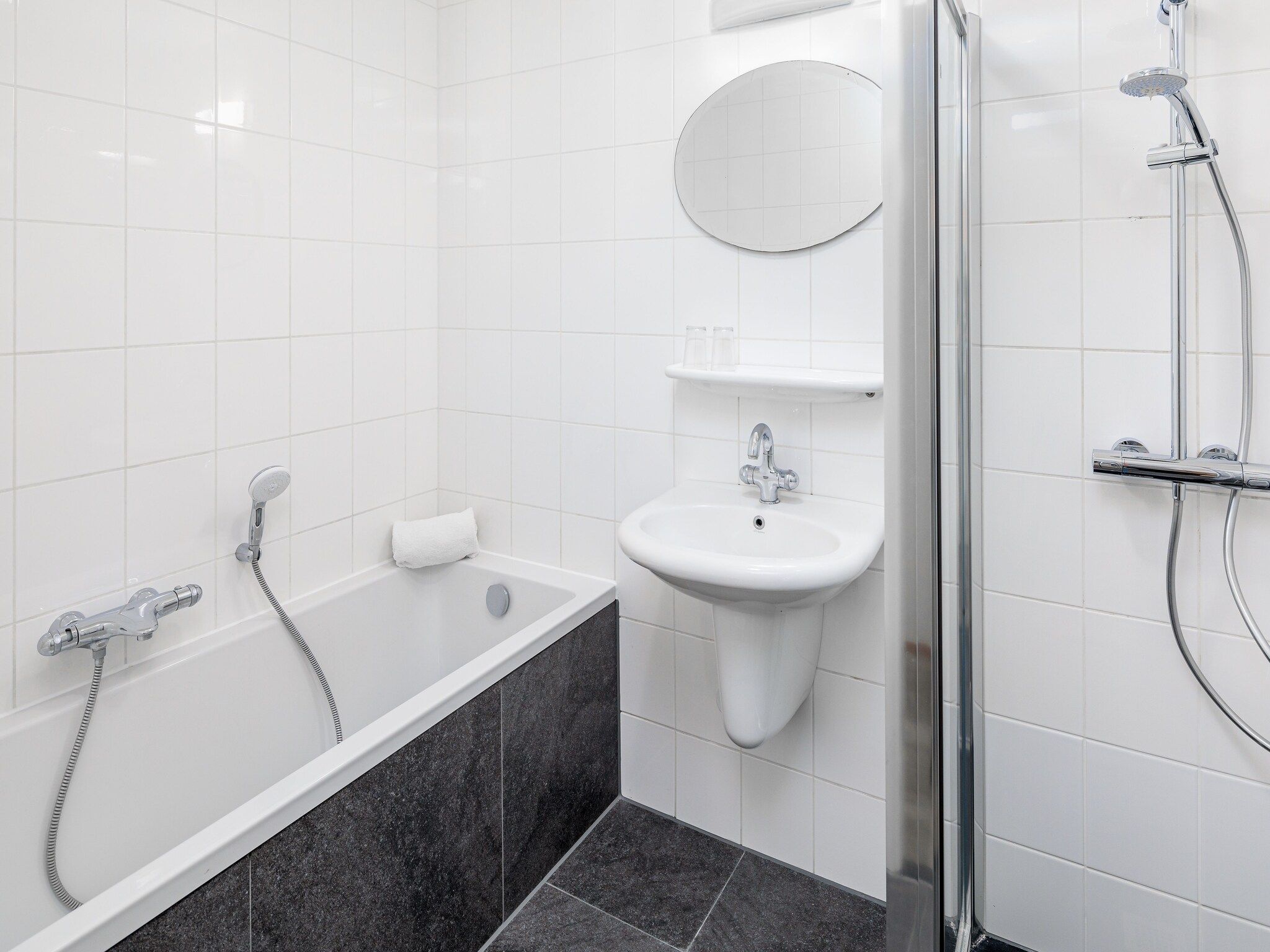 De badkamer van Cape Helius 23 in Hellevoetsluis