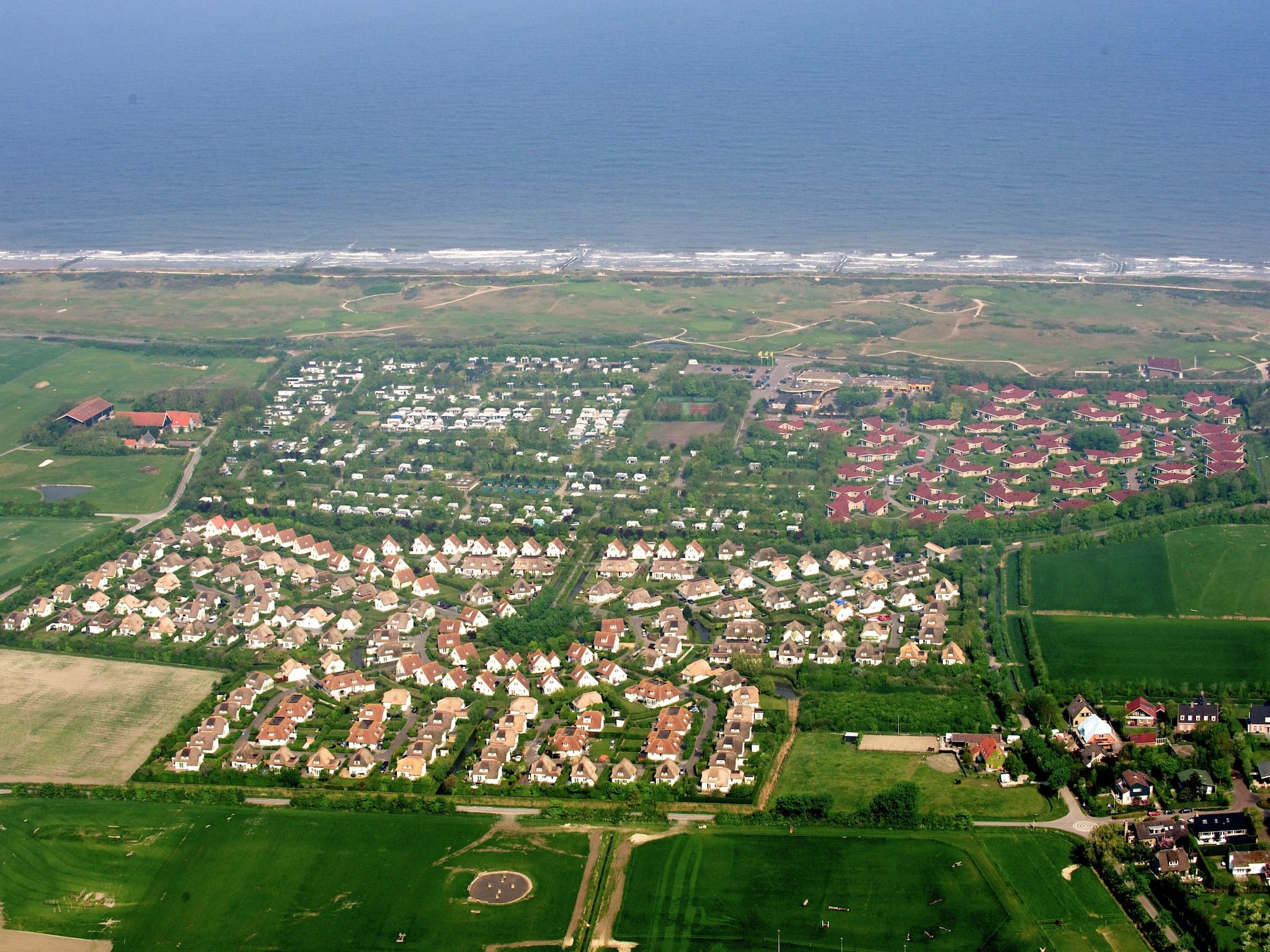 De buitenkant van Vakantiepark Hof Domburg 24 in Domburg