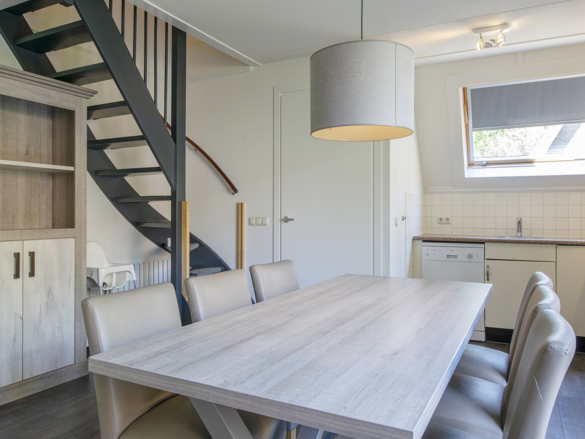 De eetkamer van Vakantiepark de Katjeskelder 16 in Oosterhout