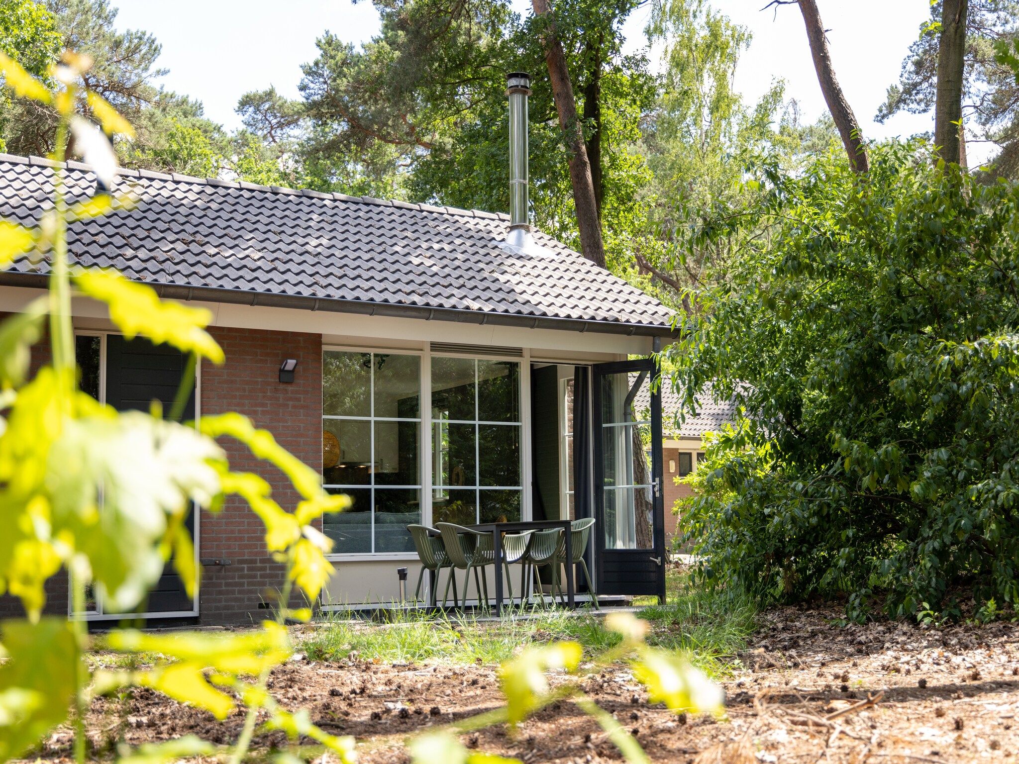 De tuin van Park De Peel 4 in Vlierden