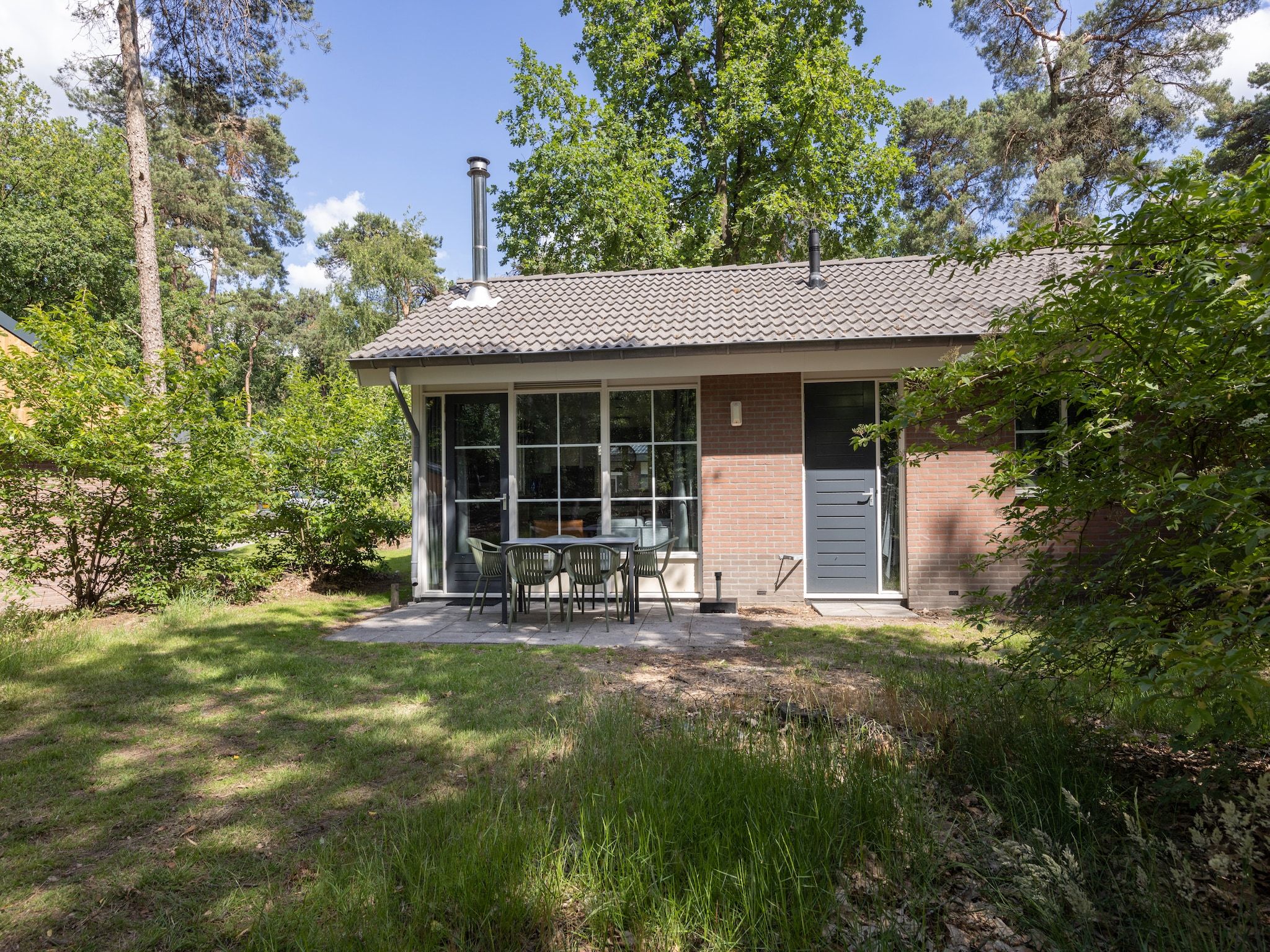 De tuin van Park De Peel 5 in Vlierden