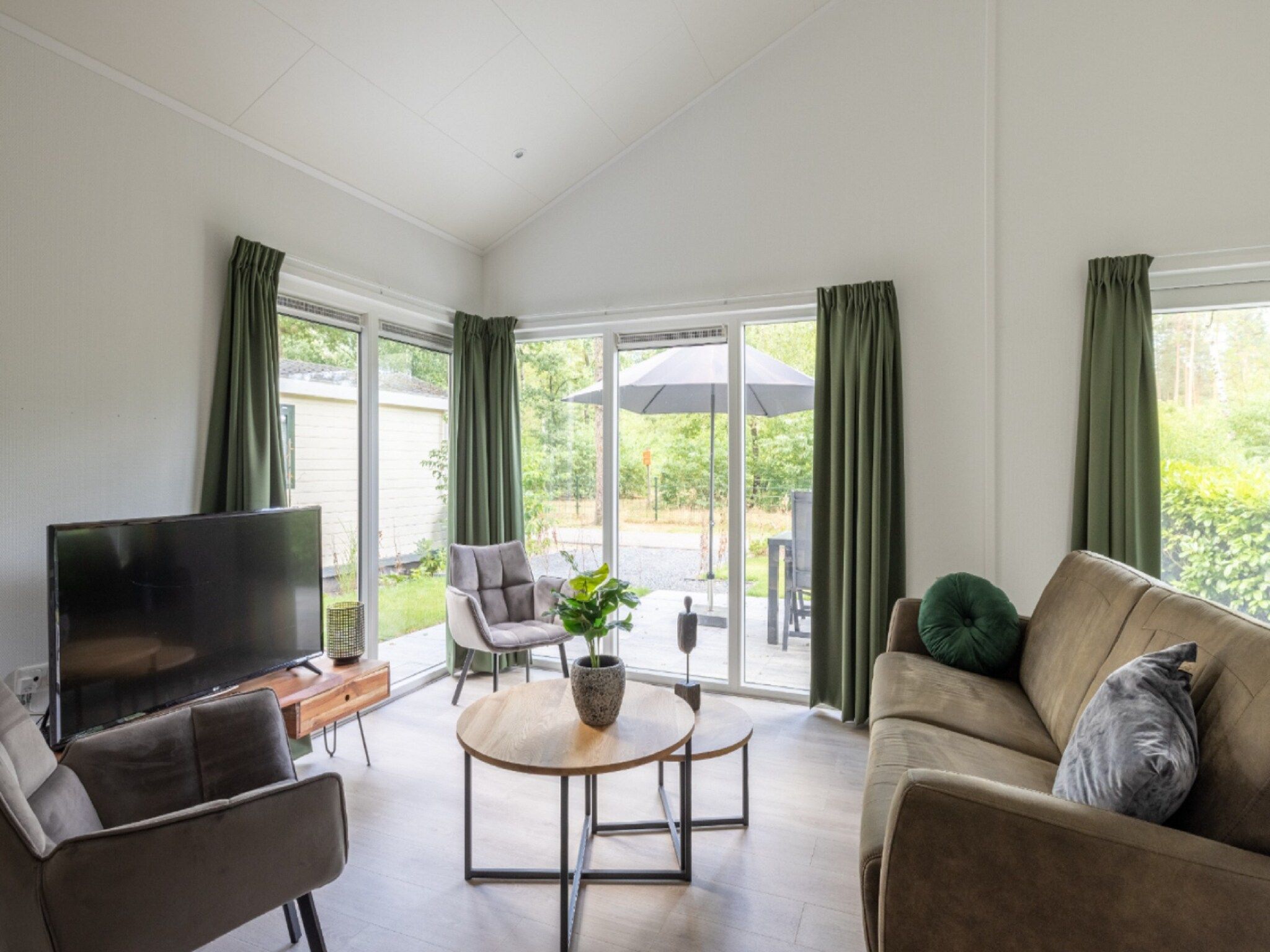 De woonkamer van Vakantiepark De Rimboe & De Woeste Hoogte 21 in Hoenderloo