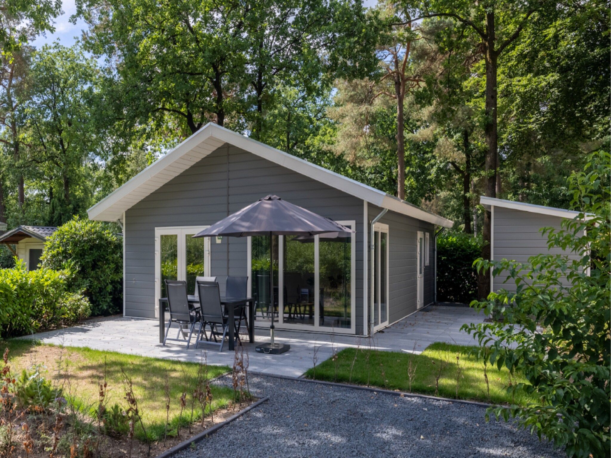 Het terras van Vakantiepark De Rimboe & De Woeste Hoogte 21 in Hoenderloo