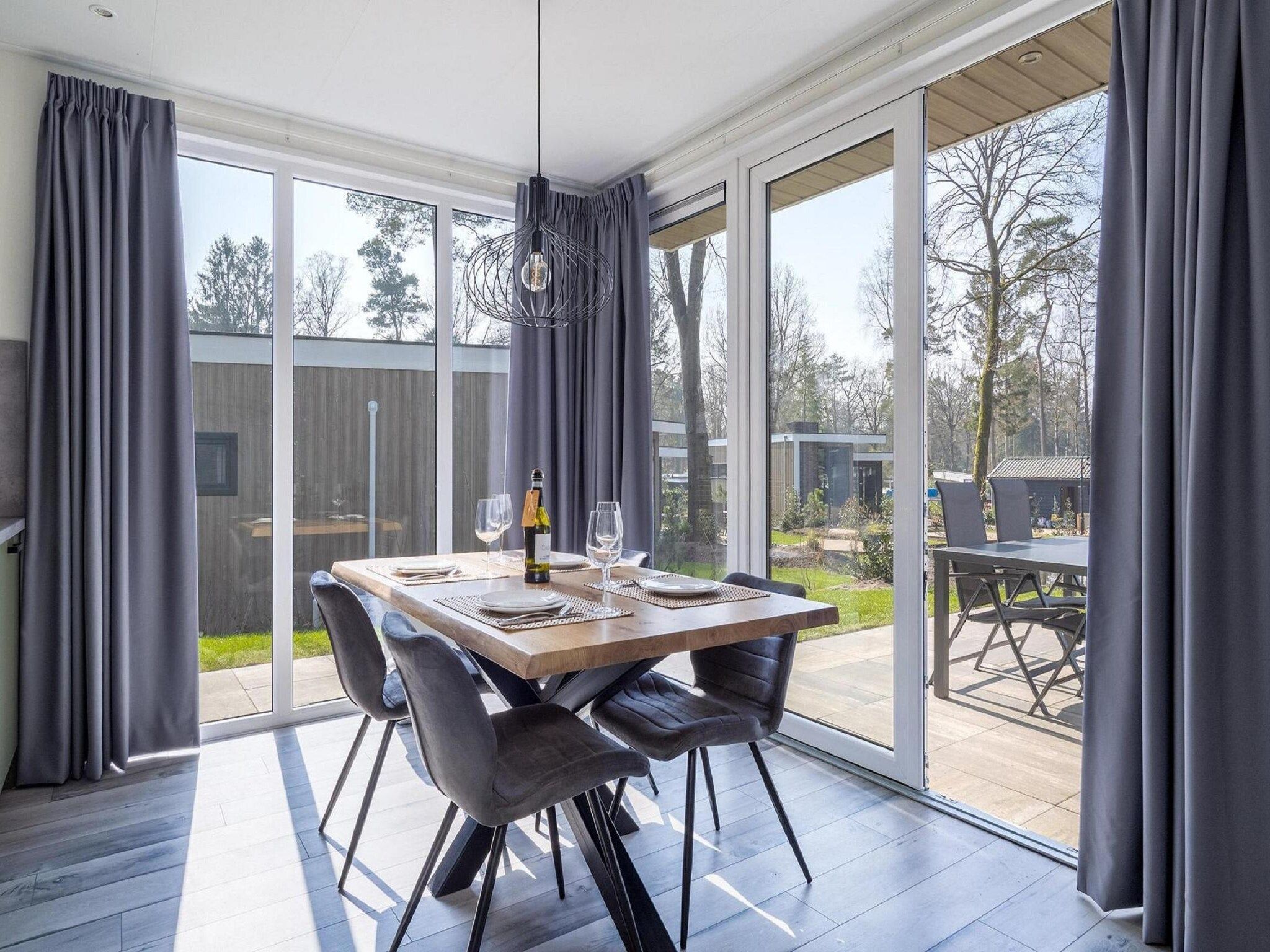 De eetkamer van Vakantiepark De Rimboe & De Woeste Hoogte 24 in Hoenderloo