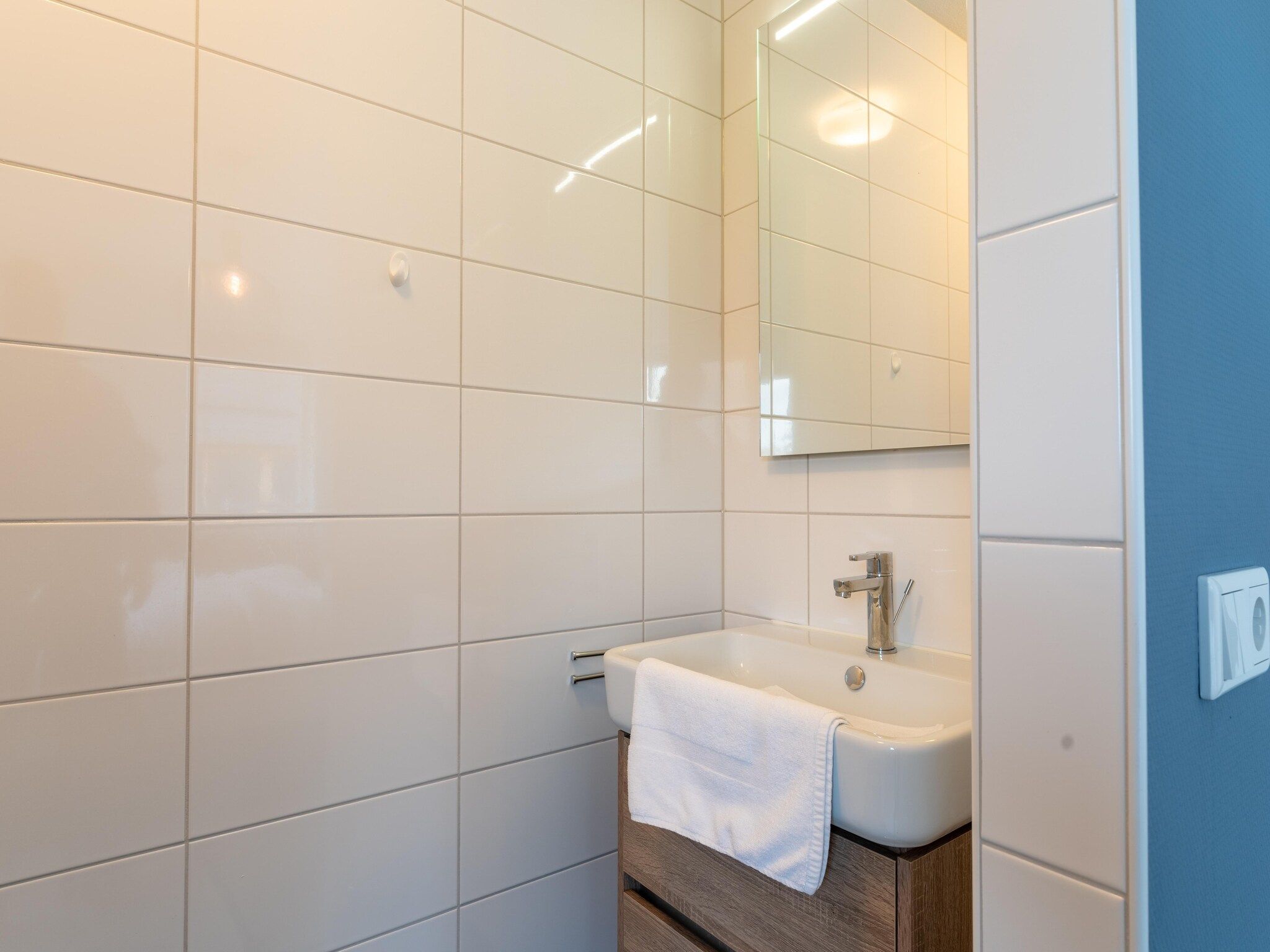 De badkamer van De Kokmeeuw Huis Nr 11 in Scherpenisse