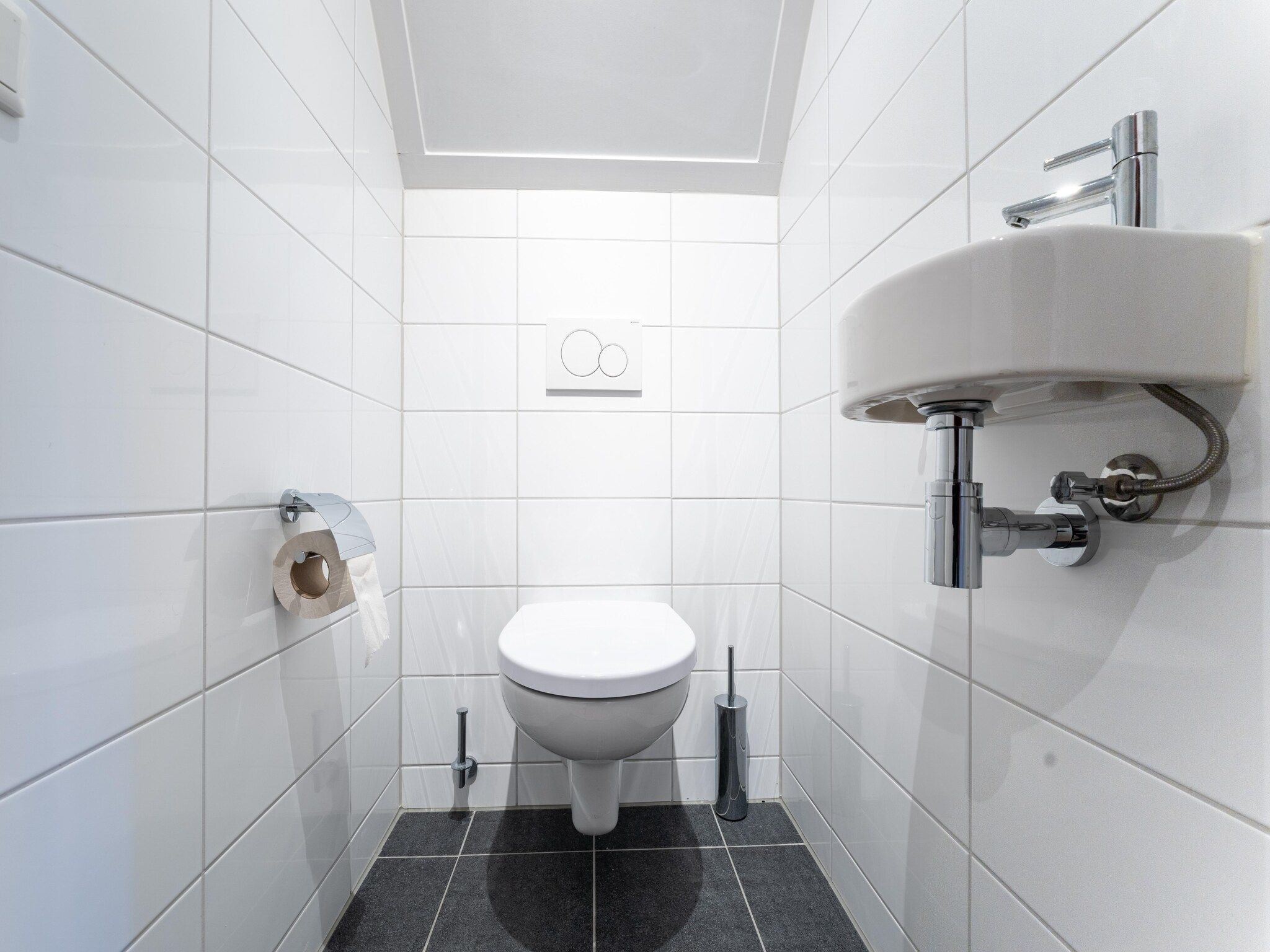 De badkamer van De Kokmeeuw Huis Nr 11 in Scherpenisse