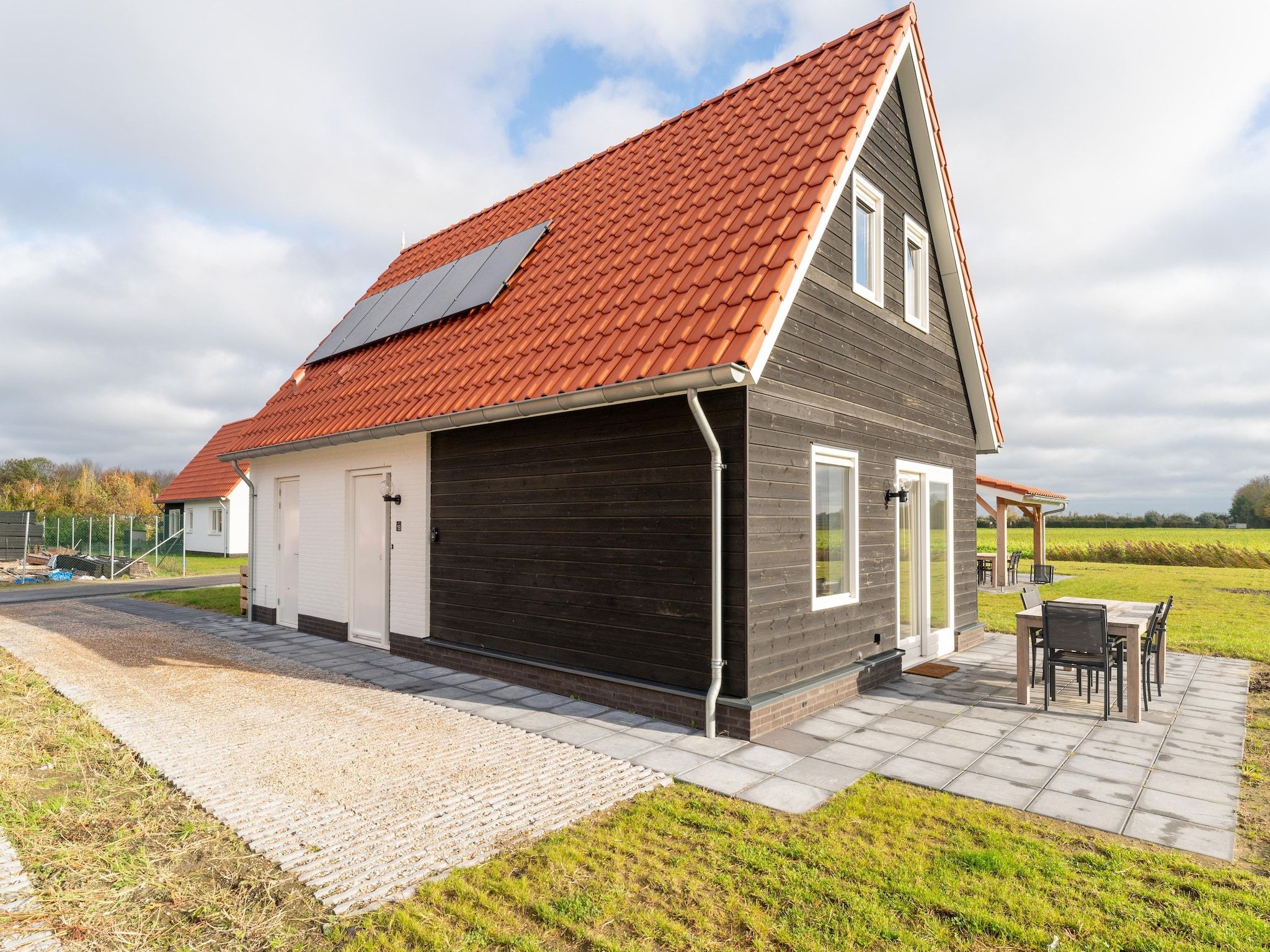 De buitenkant van De Lepelaar Huis Nr 13 in Scherpenisse