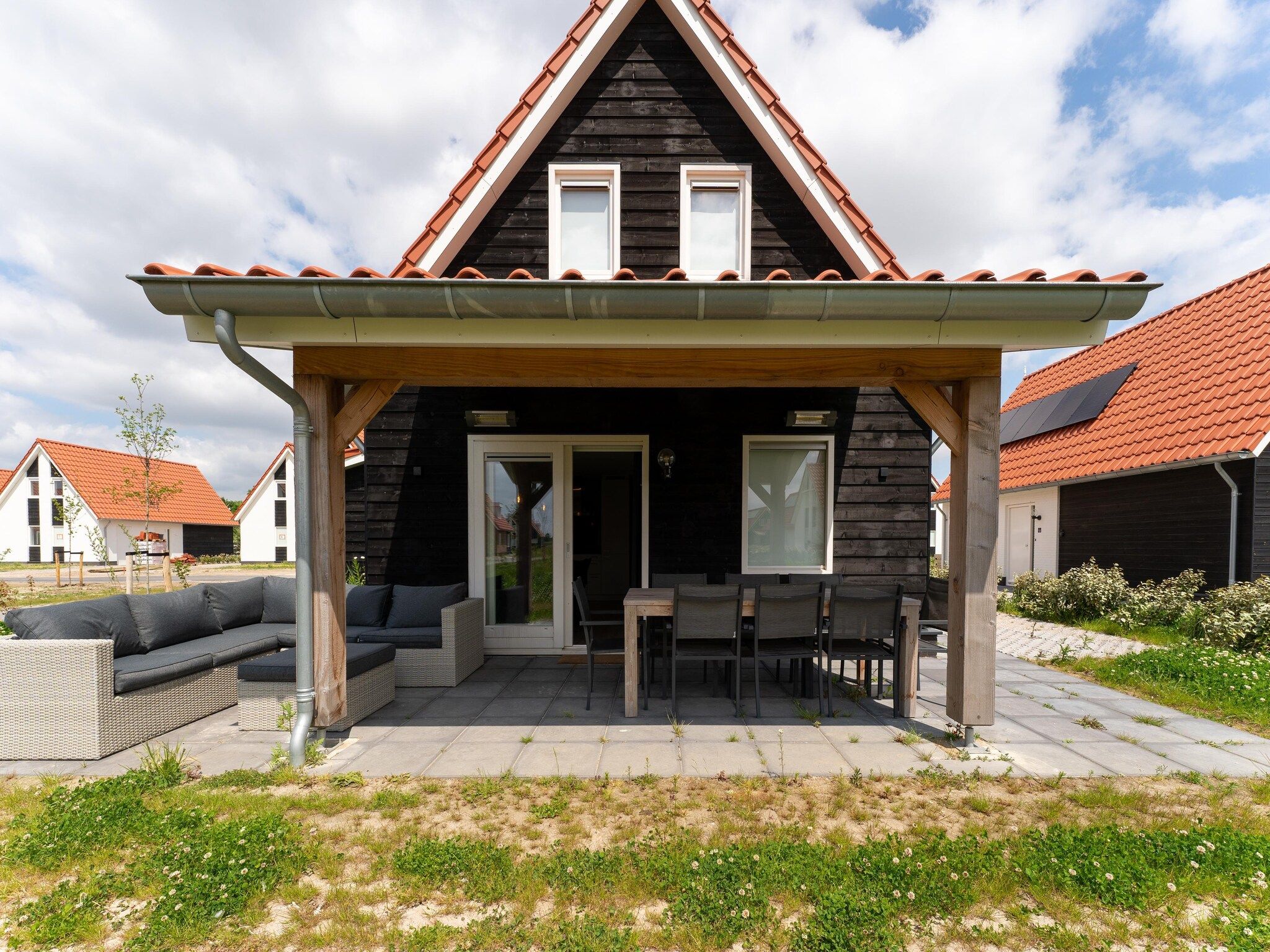 Het terras van De Scholekster Huis Nr 14 in Scherpenisse