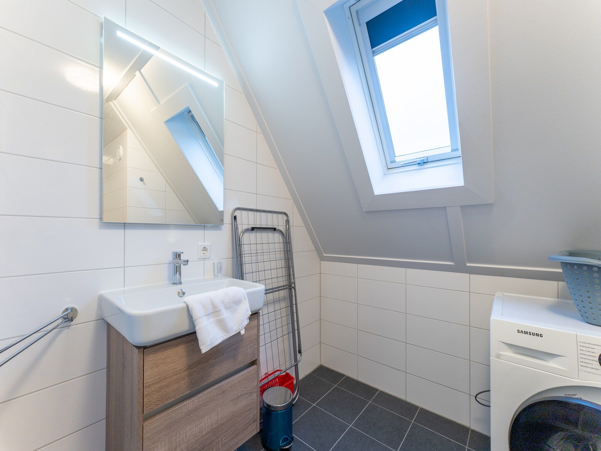 De badkamer van De Wulp Huis Nr 50 in Scherpenisse