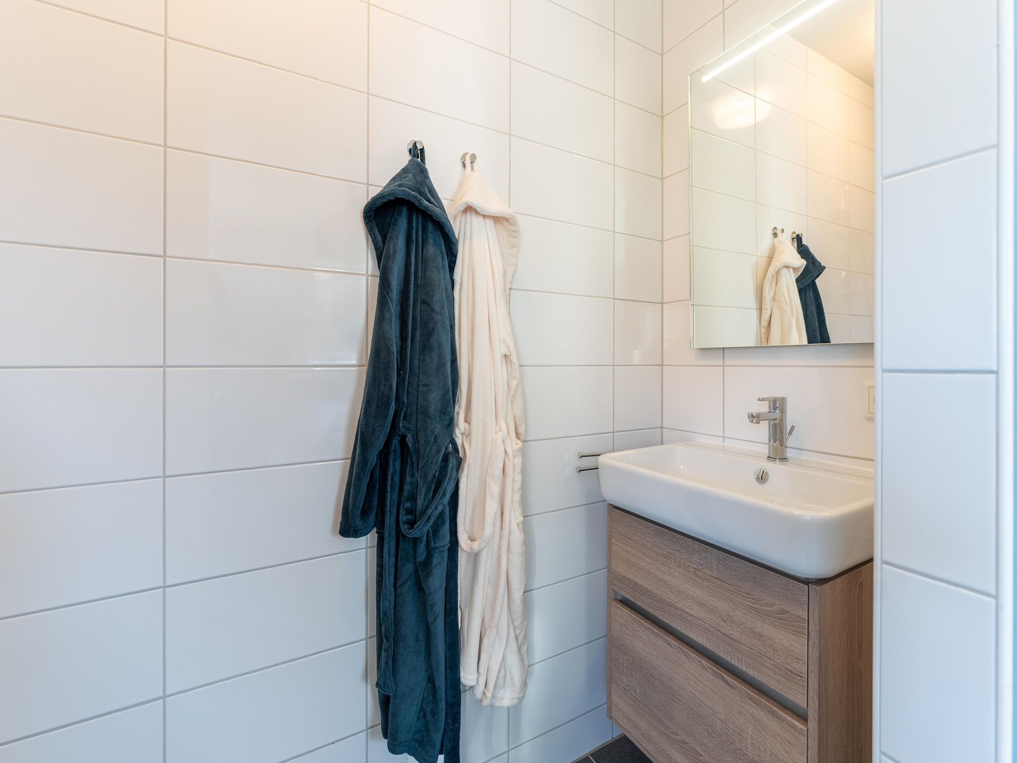 De badkamer van De Wulp Huis Nr 50 in Scherpenisse