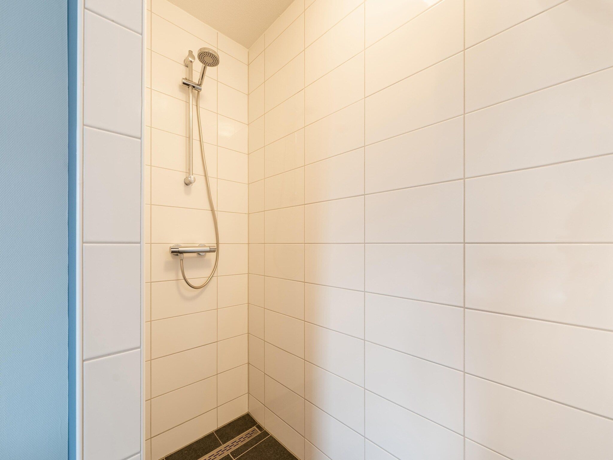 De badkamer van De Ooievaar Huis Nr 47 in Scherpenisse