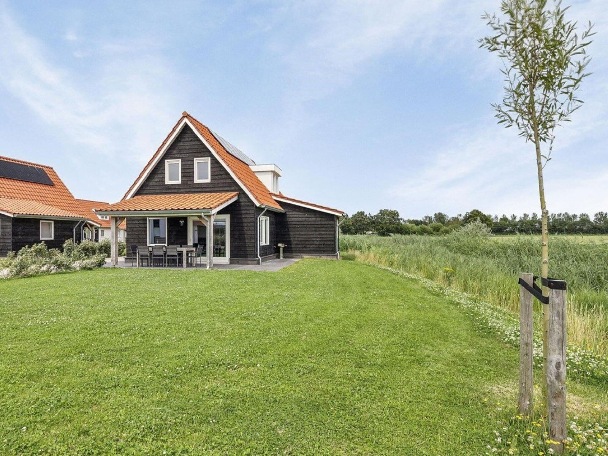 De buitenkant van De Ooievaar Huis Nr 47 in Scherpenisse