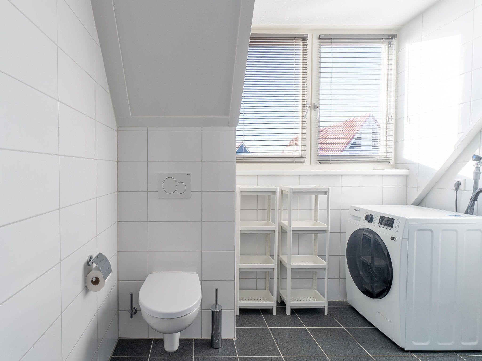 De badkamer van De Roodborst Huis Nr 31 in Scherpenisse