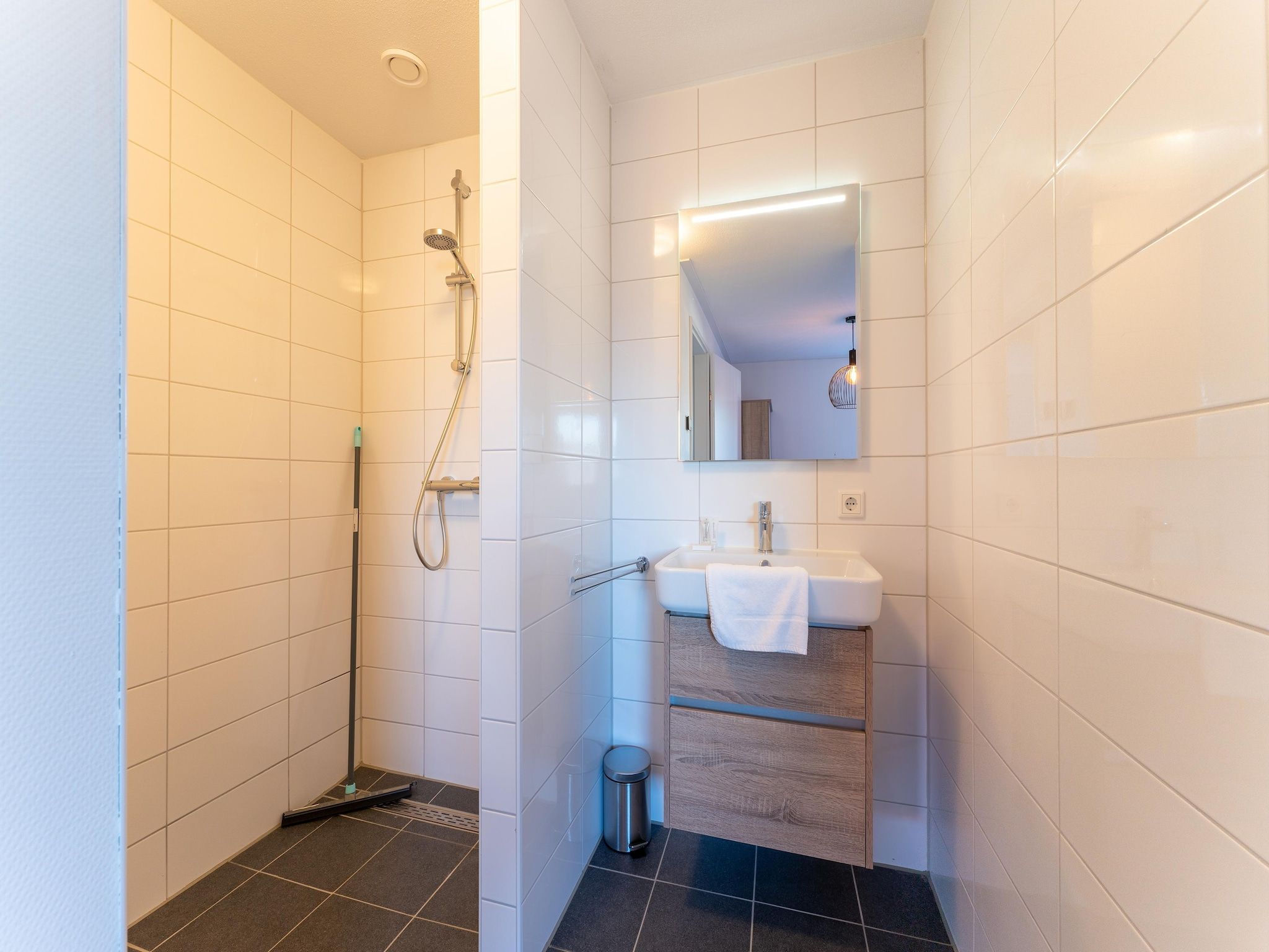 De badkamer van De Roodborst Huis Nr 31 in Scherpenisse