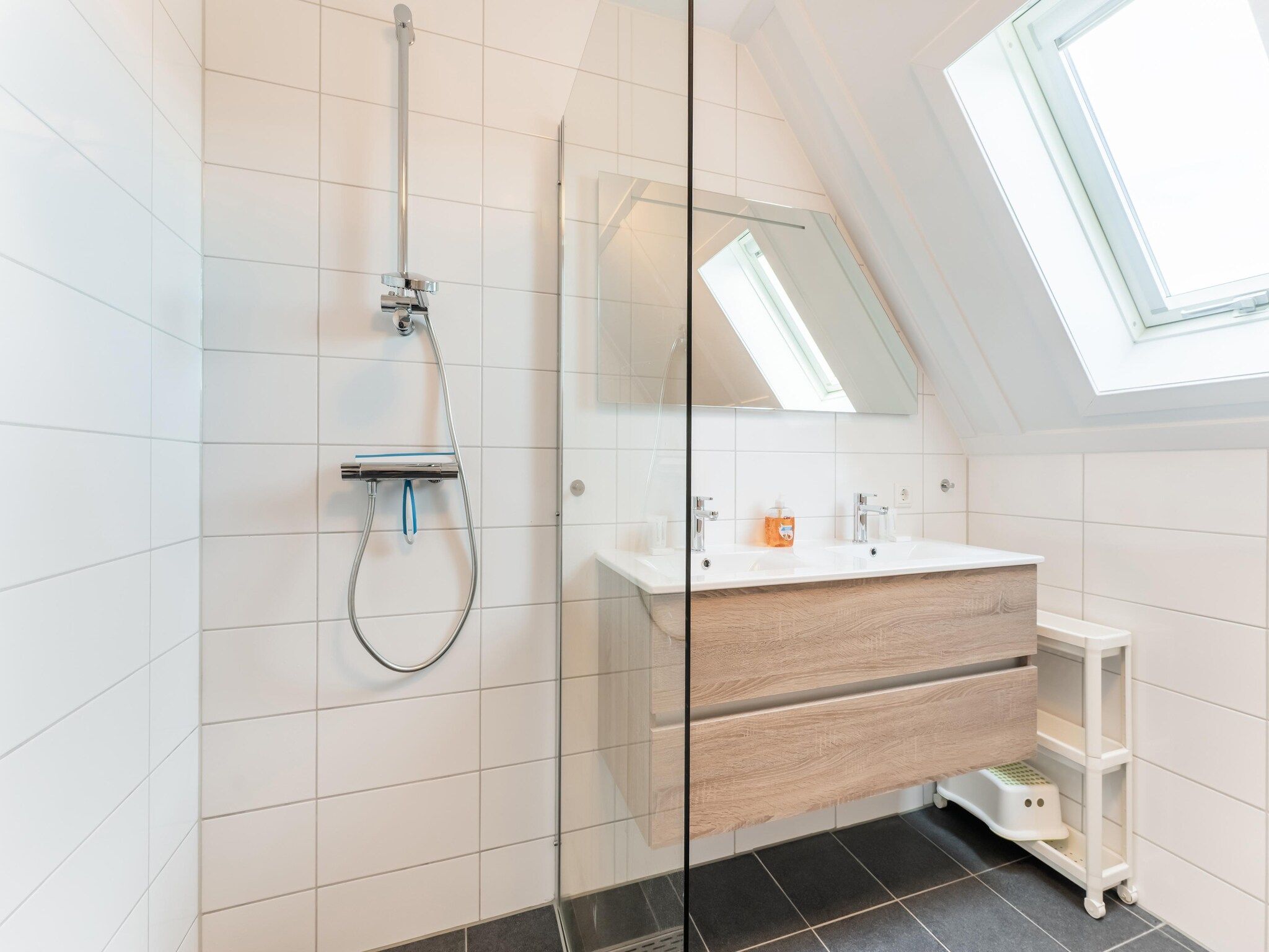 De badkamer van De Pelikaan Huis Nr 45 in Scherpenisse
