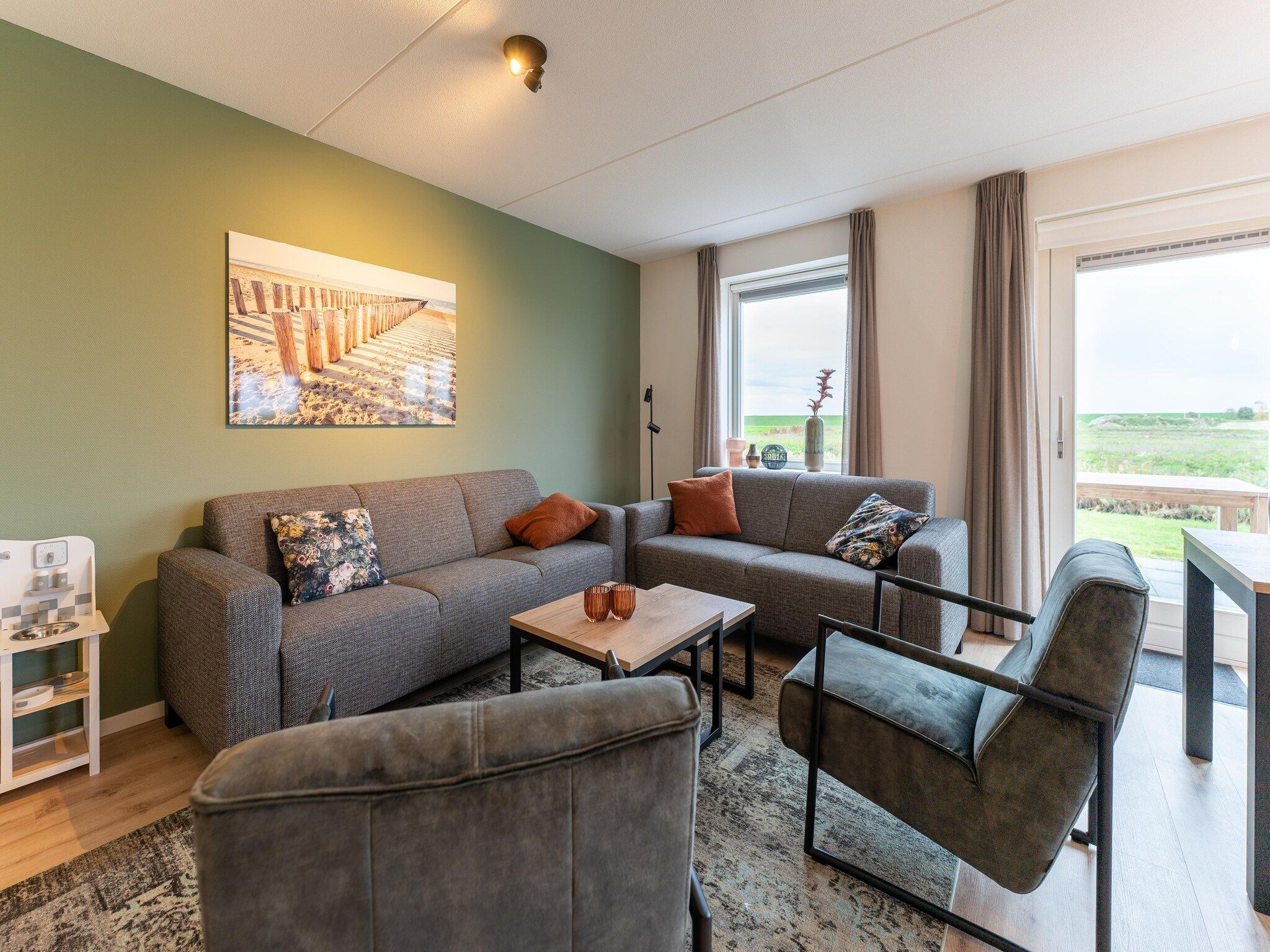 De woonkamer van De Albatros Huis Nr 49 in Scherpenisse