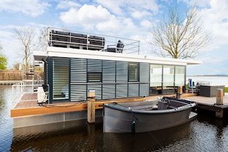Woonboot op en rond het Sneekermeer in Offingawier