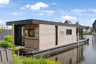 Woonboot in Stavoren met Uitzicht op Water in Stavoren