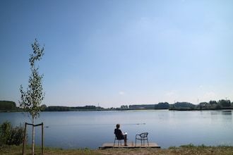 Lakeview villa met zwem- en vissteiger in Simonshaven