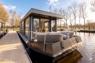 Woonboot in Offingawier met Uitzicht op Zee in Offingawier