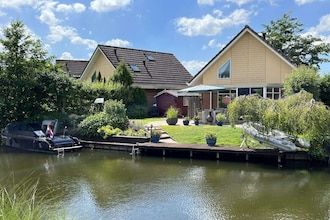 Carpe Diem met steiger en boot in Medemblik