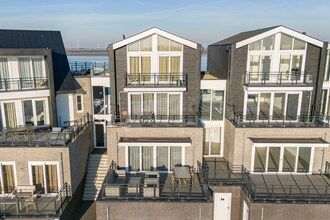 Huis aan het meer Sint-Annaland bij haven in Sint-Annaland