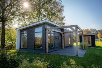 Luxe vakantiewoning omringd door water en bos in Sint Nicolaasga