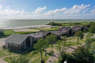 Luxe verblijf aan het water in Workum met sauna in Workum