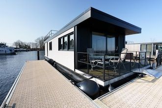 Stijlvol botenhuis aan het Sneekermeer in Offingawier