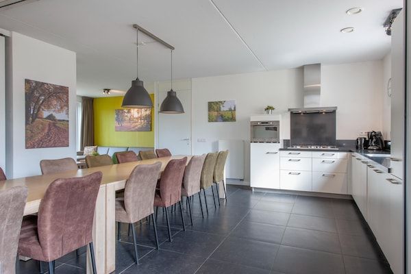Eetkamer - Villa in Arcen met Zwembad en Gezinsfaciliteiten in Arcen (3)