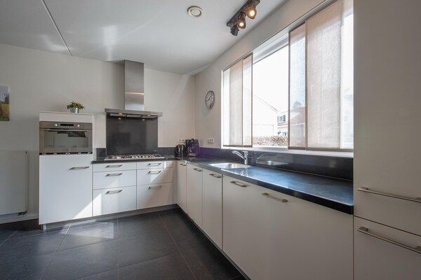 Keuken - Villa in Arcen met Zwembad en Gezinsfaciliteiten in Arcen (5)