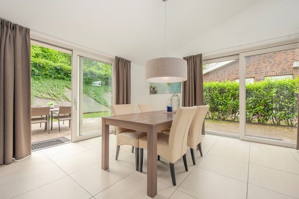 Eetkamer - Moderne bungalow met wasmachine in Arcen (4)
