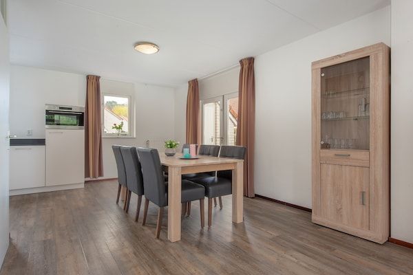 Eetkamer - Villa in Arcen met badkamer en combimagnetron in Arcen (4)