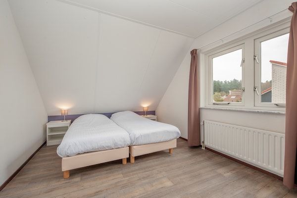 Slaapkamer - Villa in Arcen met badkamer en combimagnetron in Arcen (3)