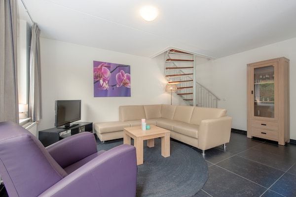 Woonkamer - Villa in Arcen met douche en sauna in Arcen (2)