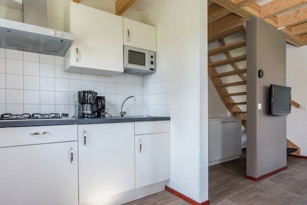 Keuken - Comfortabel vakantiehuis met terras in Wemeldinge (4)