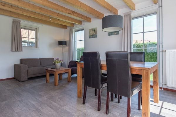 Woonkamer - Comfortabel vakantiehuis met terras in Wemeldinge (2)