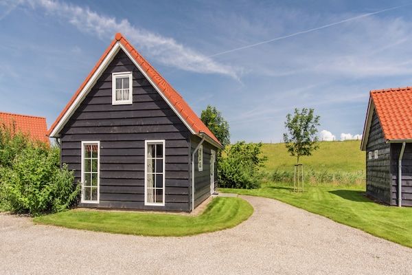 Buitenkant - Comfortabel vakantiehuis met terras in Wemeldinge (1)