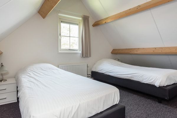 Slaapkamer - Comfortabel vakantiehuis met WiFi in Wemeldinge (3)