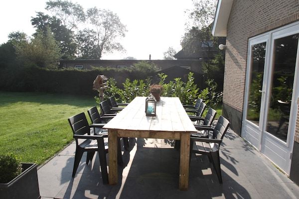 Terras - Groet Villa Verblijf met Uitzicht op de Tuin in Groet (5)