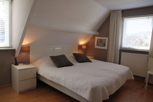 Slaapkamer - Groet Villa Verblijf met Uitzicht op de Tuin in Groet (3)