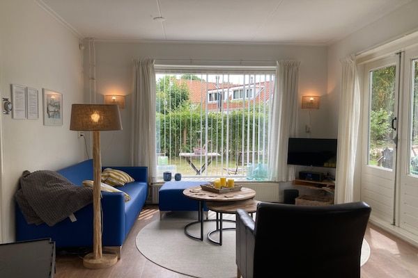 Woonkamer - Prachtig vakantiehuis Zeeroos in Zeeland in Koudekerke-Dishoek (2)