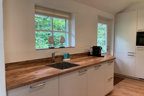 Keuken - Prachtig vakantiehuis Zeeroos in Zeeland in Koudekerke-Dishoek (4)